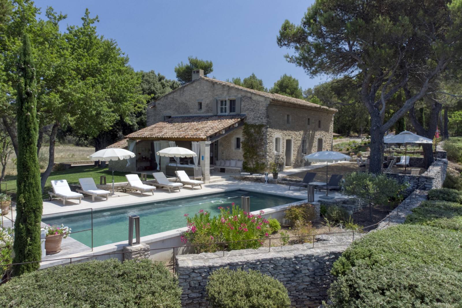 Maison en pierres proche de Gordes à la location