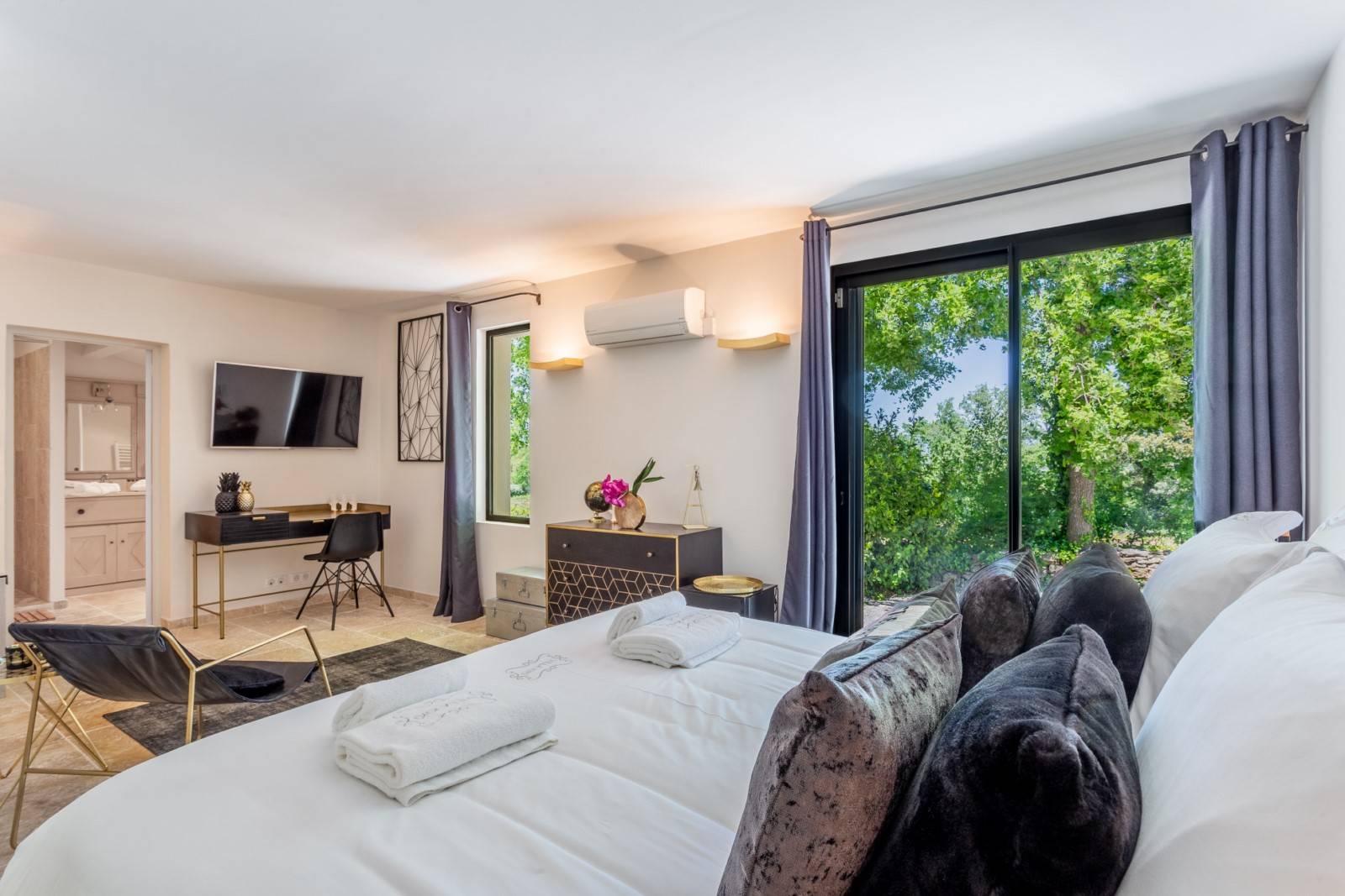 Ménerbes, for rent,  beautiful renovated house in a contemporary style with views over the Luberon