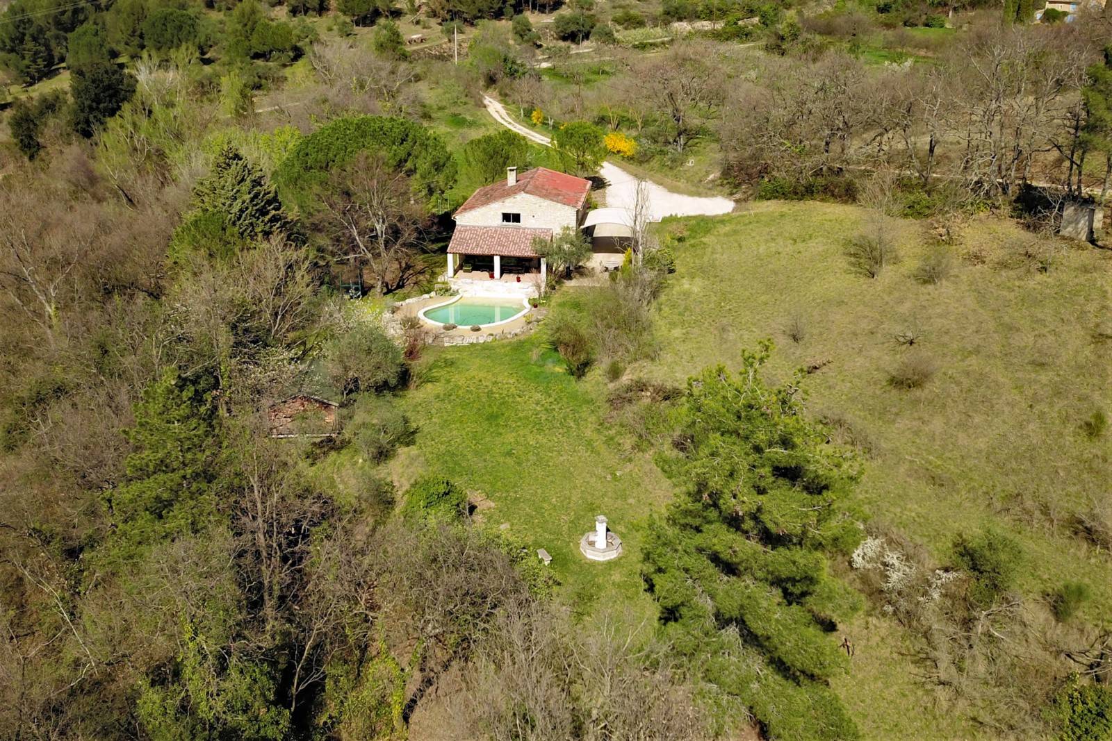 Luberon, house with swimming pool on over 9000m² of land