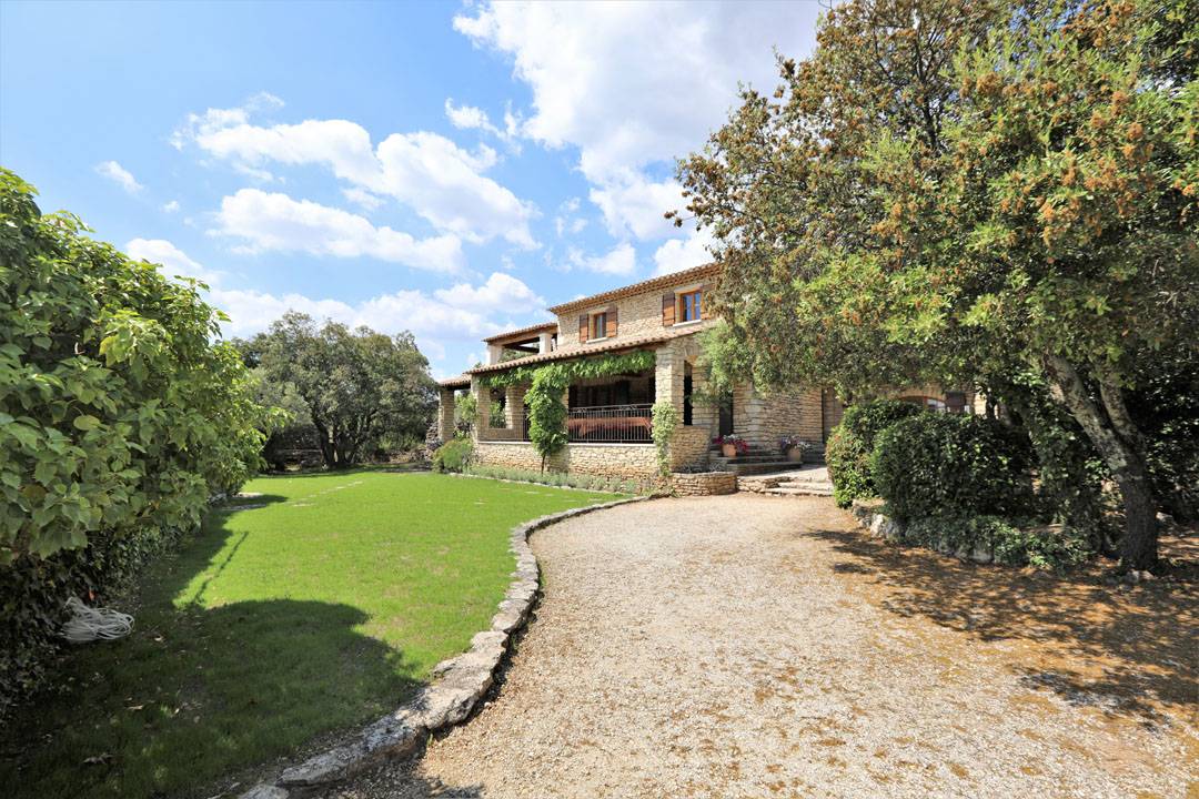 Gordes, 6 bedroom house with outbuildings and pool on enclosed land