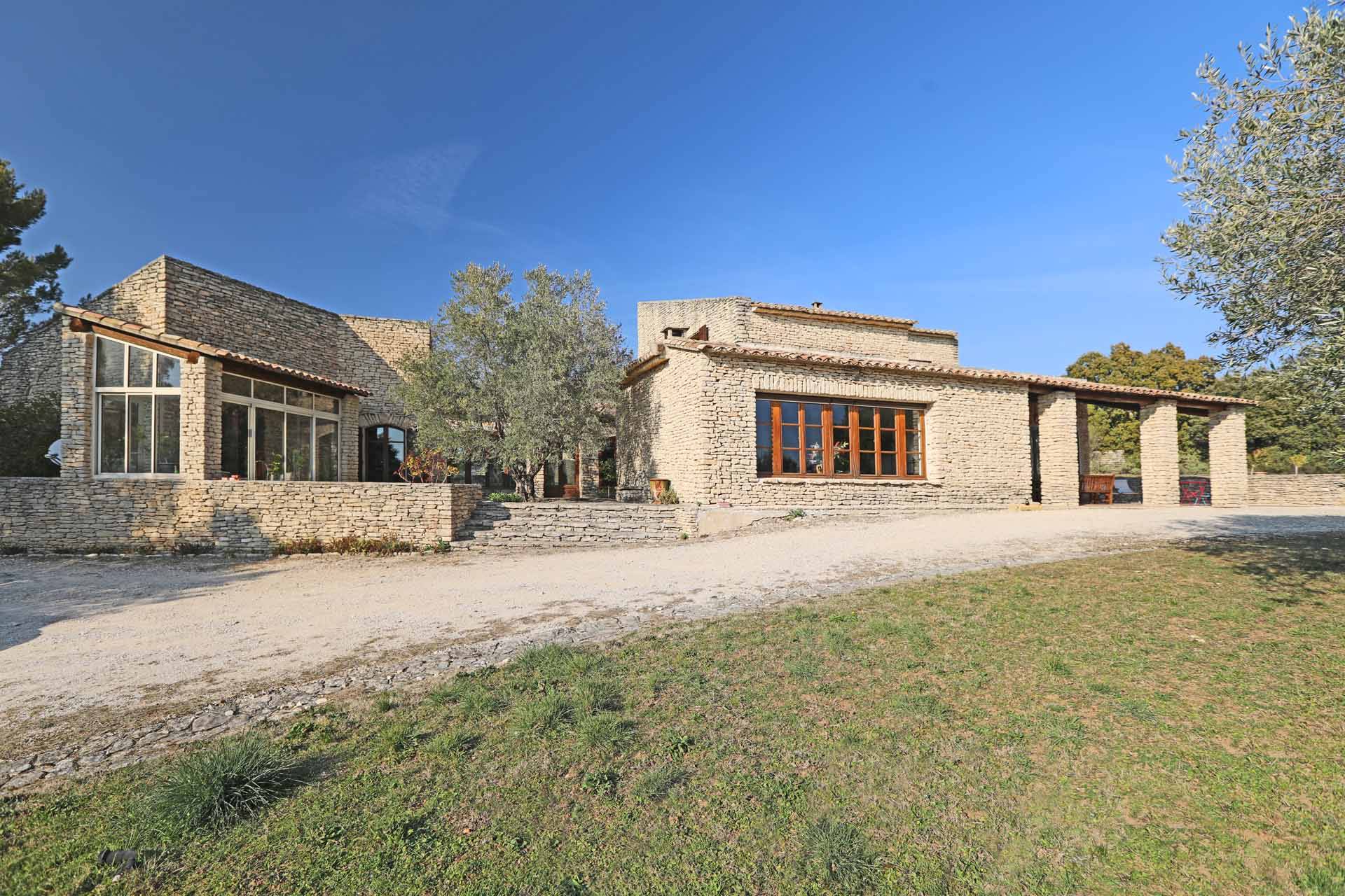 For sale, superb property on the heights of Gordes