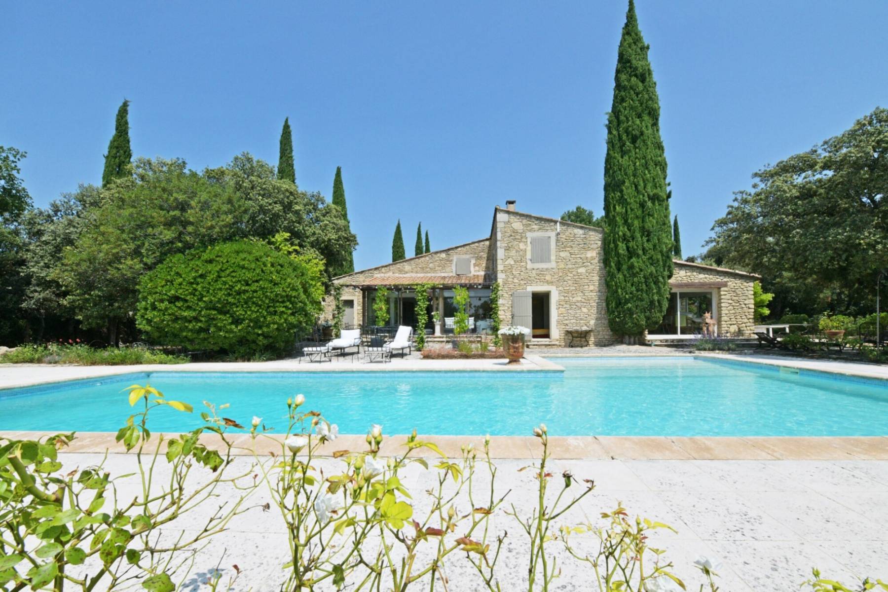 Rental of a Stone Provençal House in Gordes with a Large Pool for an Authentic Vacation