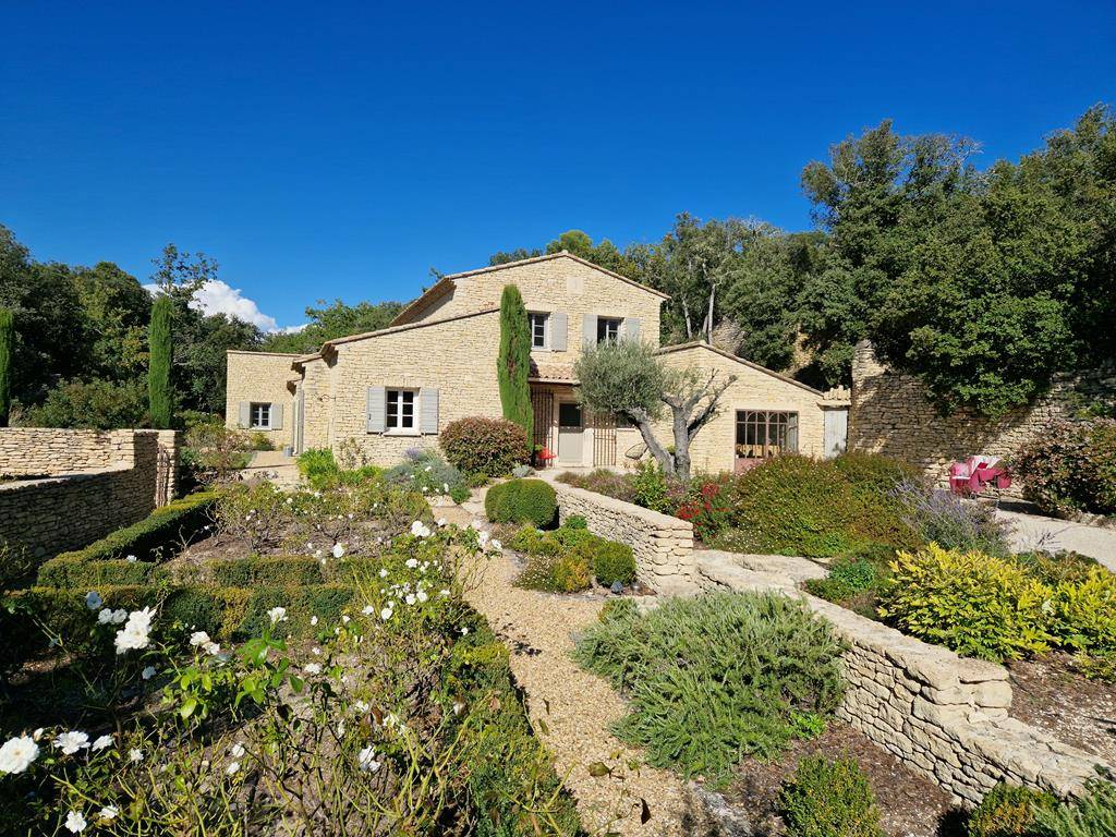 Stone house with a swimming pool, in a quiet area and very close to the center of Gordes by walk.