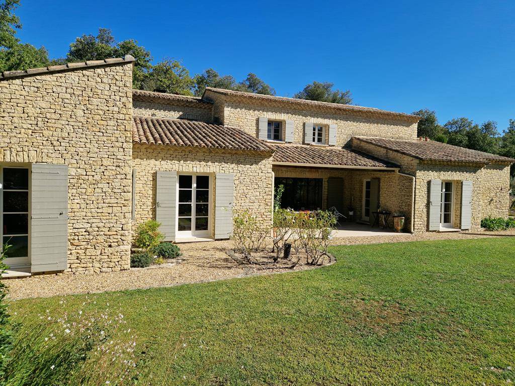 Stone house with a swimming pool, in a quiet area and very close to the center of Gordes by walk.
