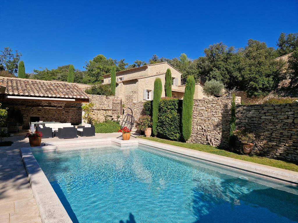 Stone house with a swimming pool, in a quiet area and very close to the center of Gordes by walk.