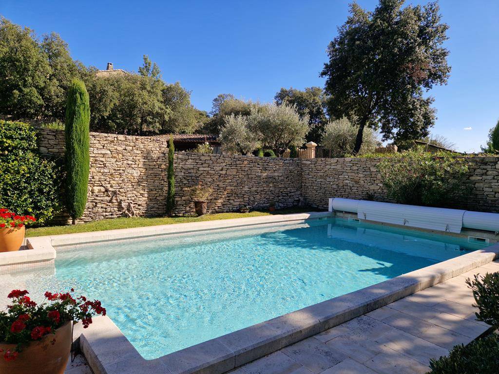 Stone house with a swimming pool, in a quiet area and very close to the center of Gordes by walk.