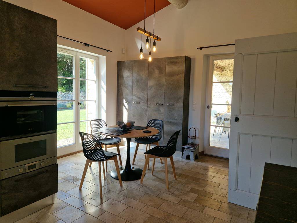 Stone house with a swimming pool, in a quiet area and very close to the center of Gordes by walk.