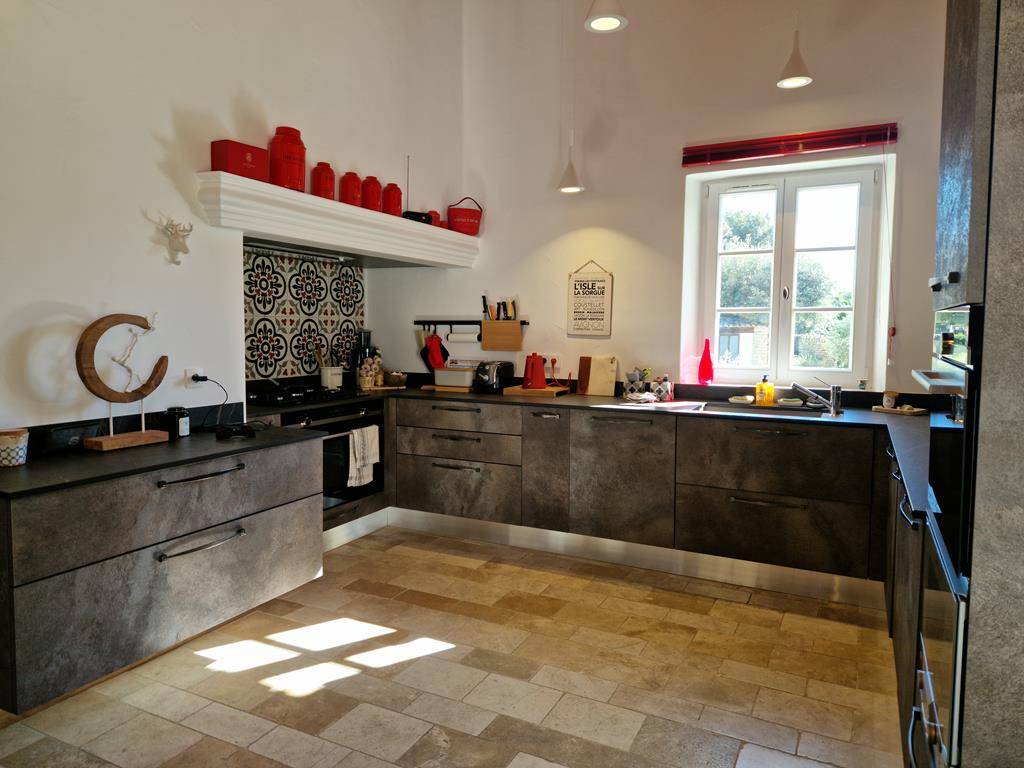 Stone house with a swimming pool, in a quiet area and very close to the center of Gordes by walk.