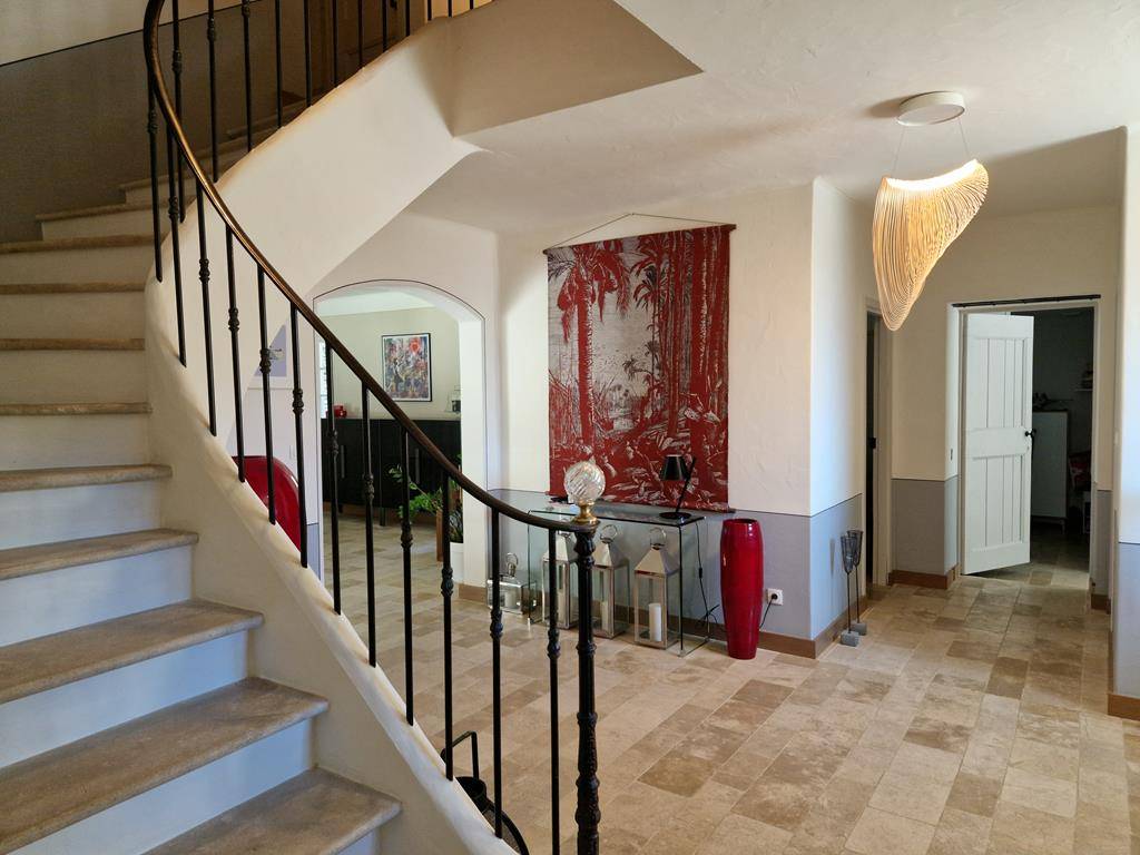 Stone house with a swimming pool, in a quiet area and very close to the center of Gordes by walk.