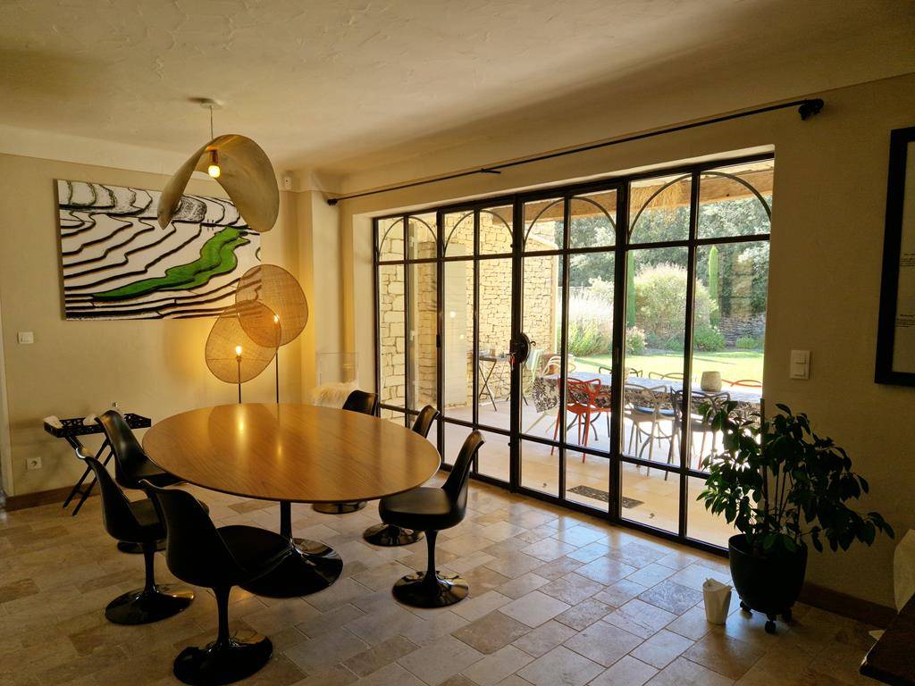 Stone house with a swimming pool, in a quiet area and very close to the center of Gordes by walk.
