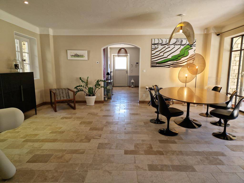 Stone house with a swimming pool, in a quiet area and very close to the center of Gordes by walk.