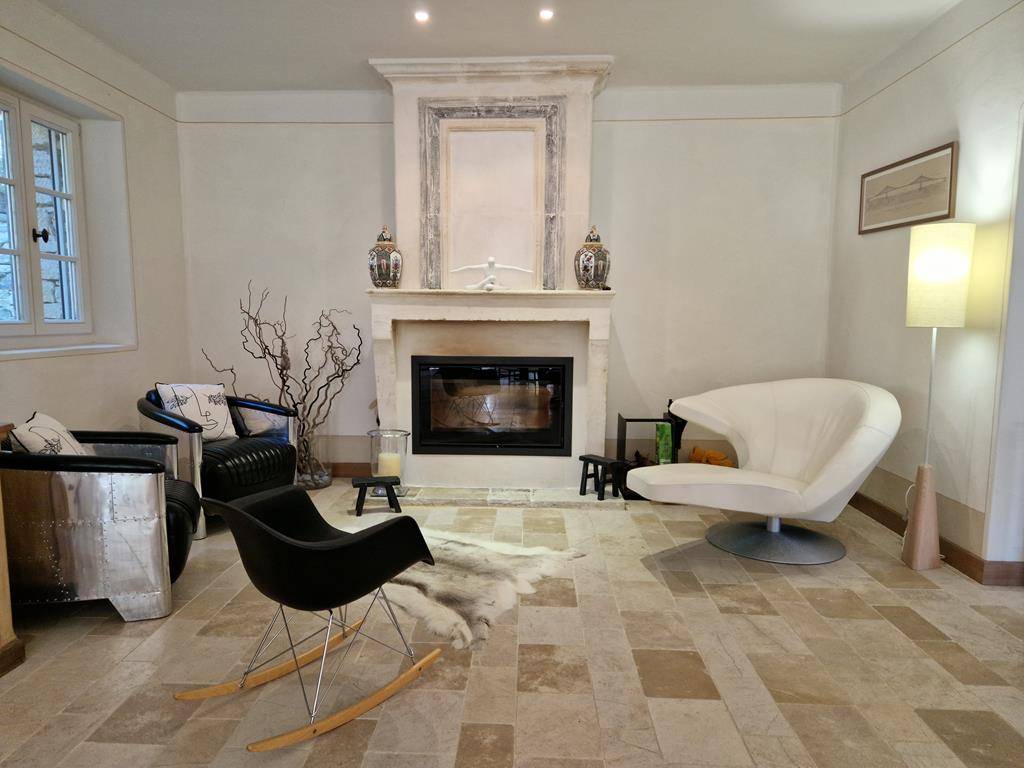 Stone house with a swimming pool, in a quiet area and very close to the center of Gordes by walk.