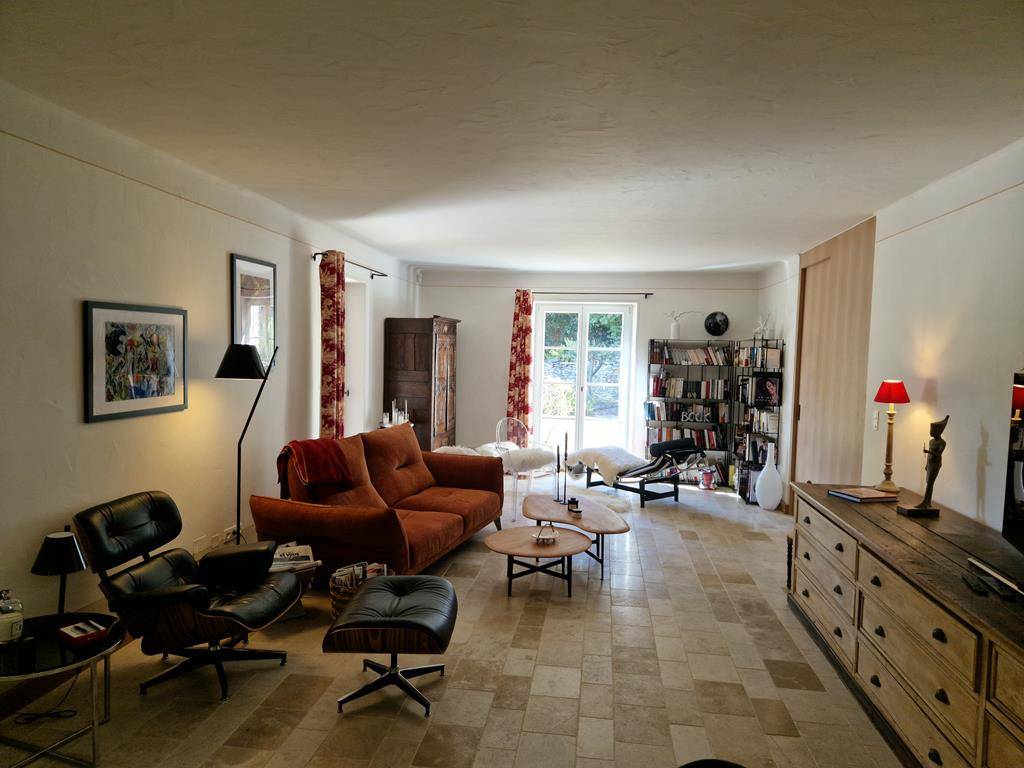 Stone house with a swimming pool, in a quiet area and very close to the center of Gordes by walk.