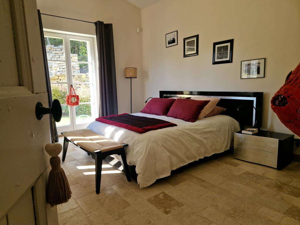 Stone house with a swimming pool, in a quiet area and very close to the center of Gordes by walk.
