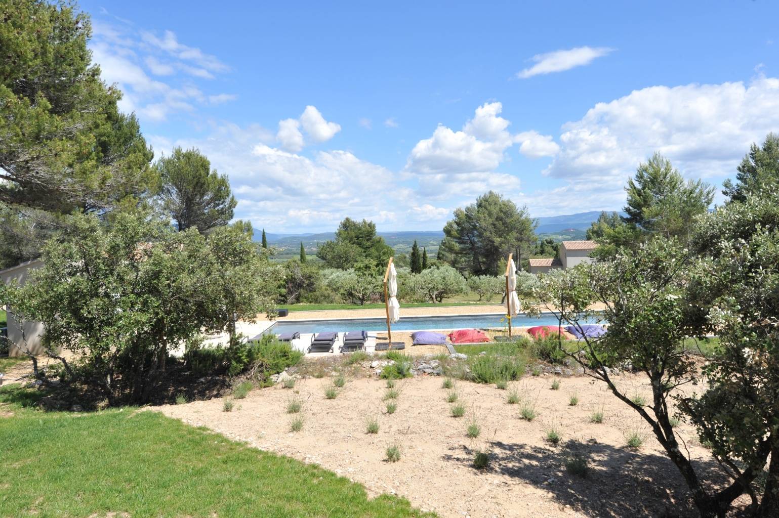 Holiday rental in Joucas, near Gordes and facing the Luberon, charming contemporary air-conditioned house with lap pool.