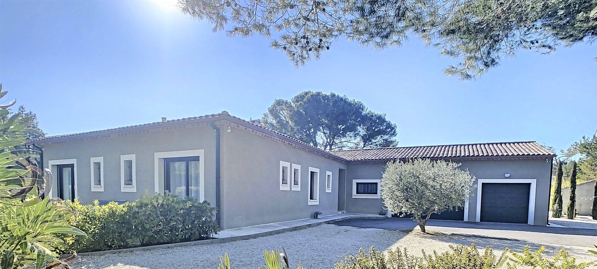 Contemporary architect designed villa in Luberon
