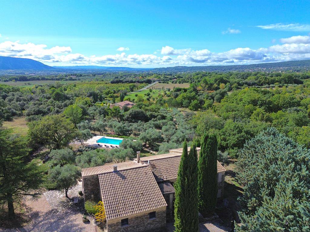 Gordes, in a dominant position, stone house for sale, with views of the Luberon and Alpilles mountains