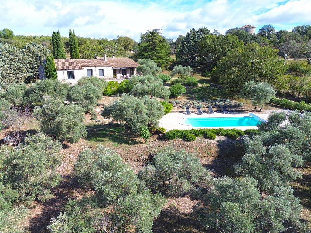Facing the Luberon and the Alpilles
