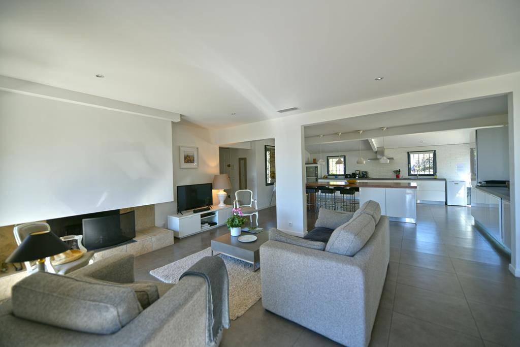 Gordes, in a dominant position, stone house for sale, with views of the Luberon and Alpilles mountains