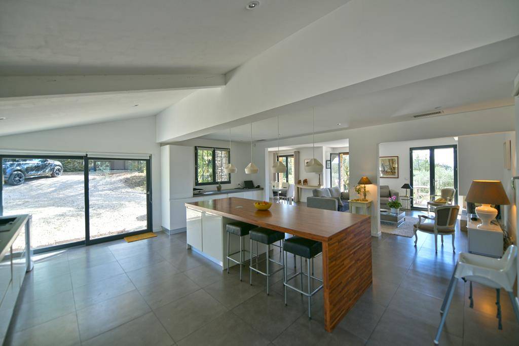Gordes, in a dominant position, stone house for sale, with views of the Luberon and Alpilles mountains