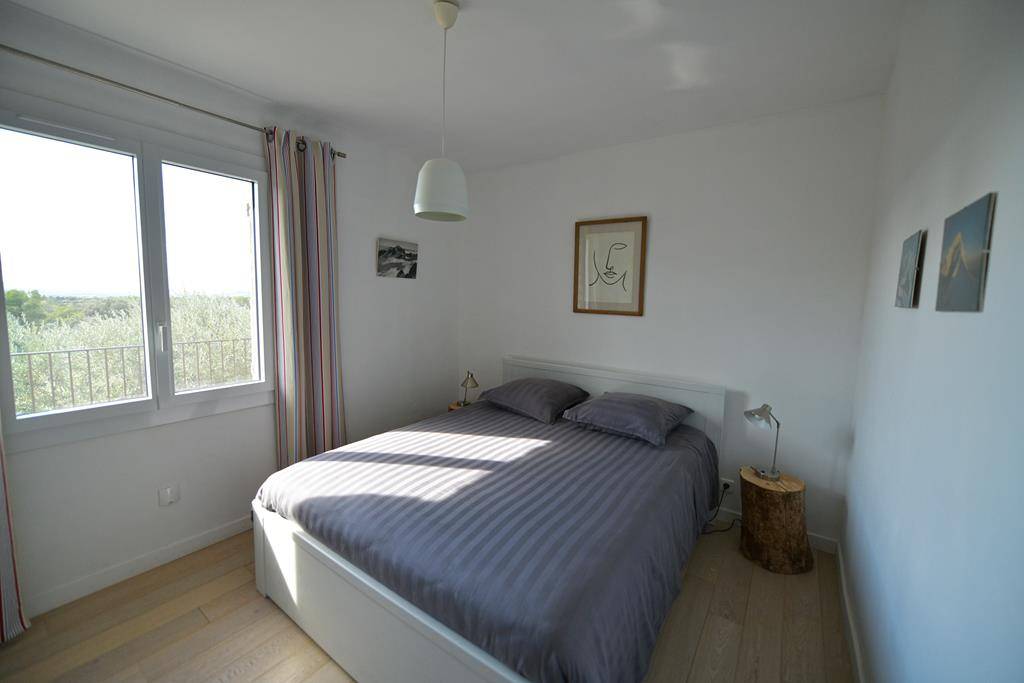 Gordes, in a dominant position, stone house for sale, with views of the Luberon and Alpilles mountains