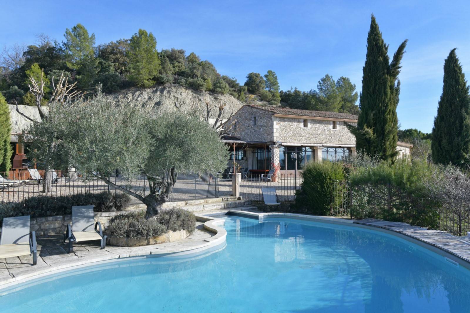 Near Gordes: hillside leisure property