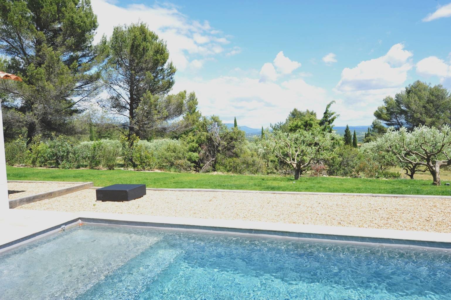 Holiday rental in Joucas, near Gordes and facing the Luberon, charming contemporary air-conditioned house with lap pool.