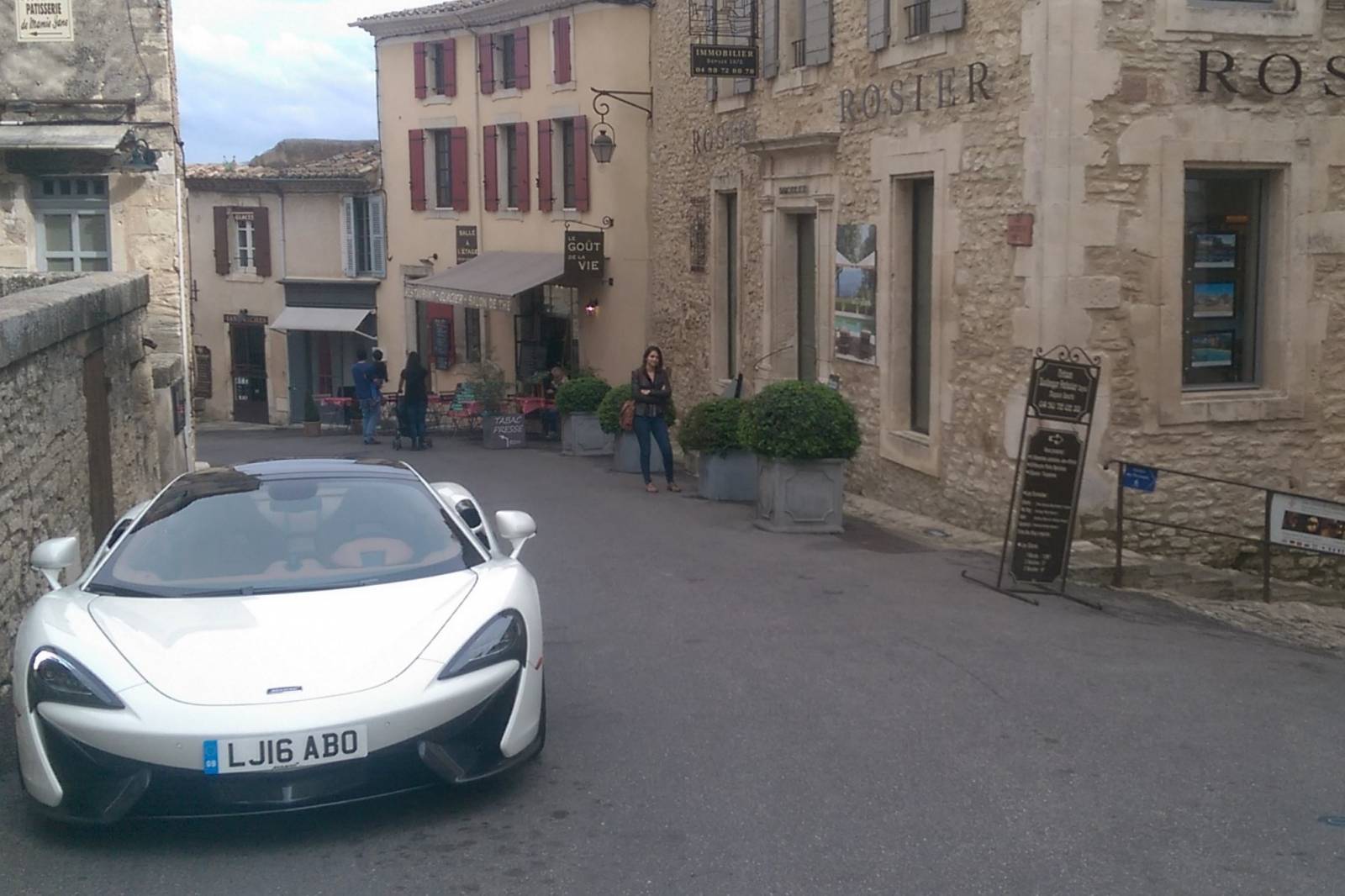 Porsche, Ferrari, Lamborghini, Aston Martin, Bentley, Bugatti, McLaren or Maserati: discover the roads of Provence, the Mont Ventoux, the Alpilles and the Luberon in a sports car with ROSIER!