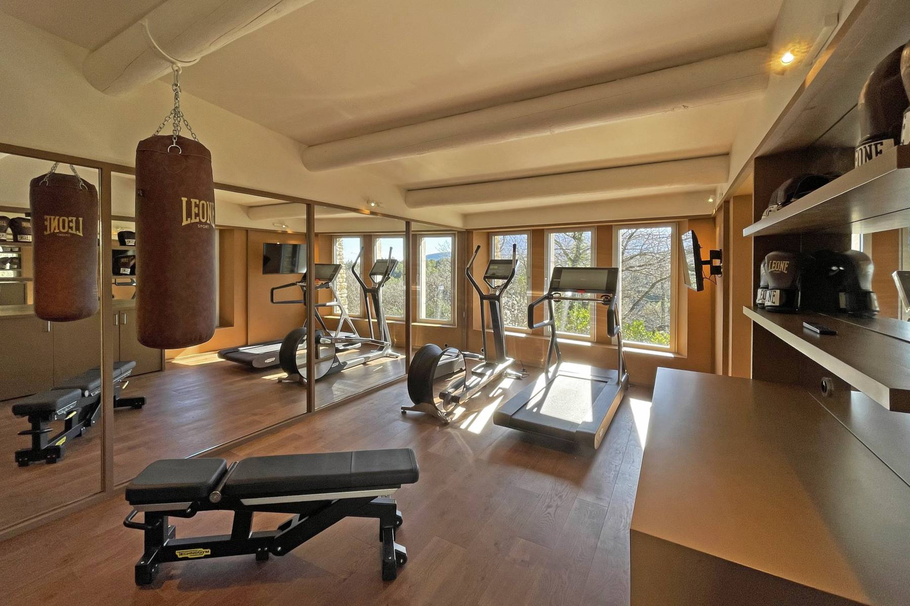 Ménerbes: architect-designed house in the heart of the Luberon with pool, full equiped pool house, fitness room and movie theater