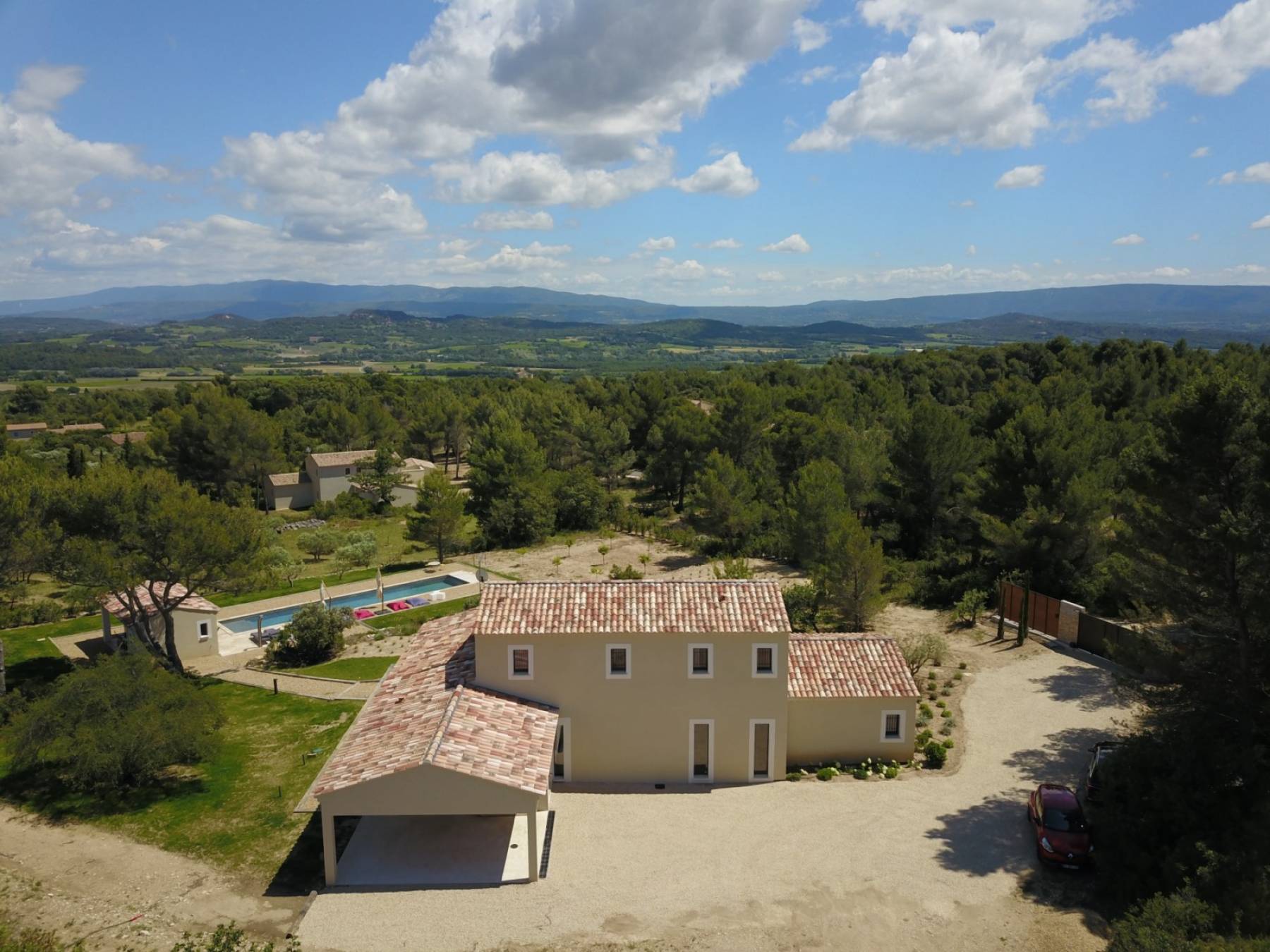 Holiday rental in Joucas, near Gordes and facing the Luberon, charming contemporary air-conditioned house with lap pool.