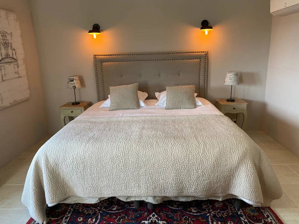 For your holiday in Gordes, facing the Luberon, charming house for four guests with pool and views.