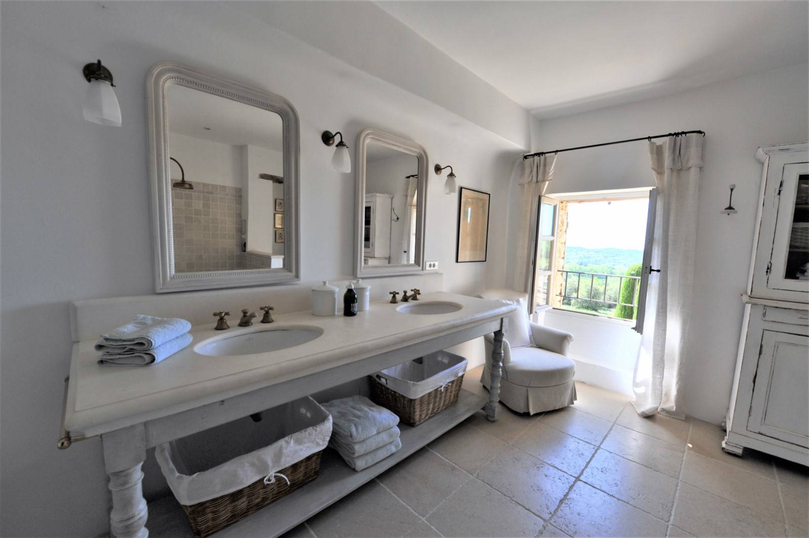 in the heart of the Luberon, authentic Provencal Mas surrounded by lavender and olive trees