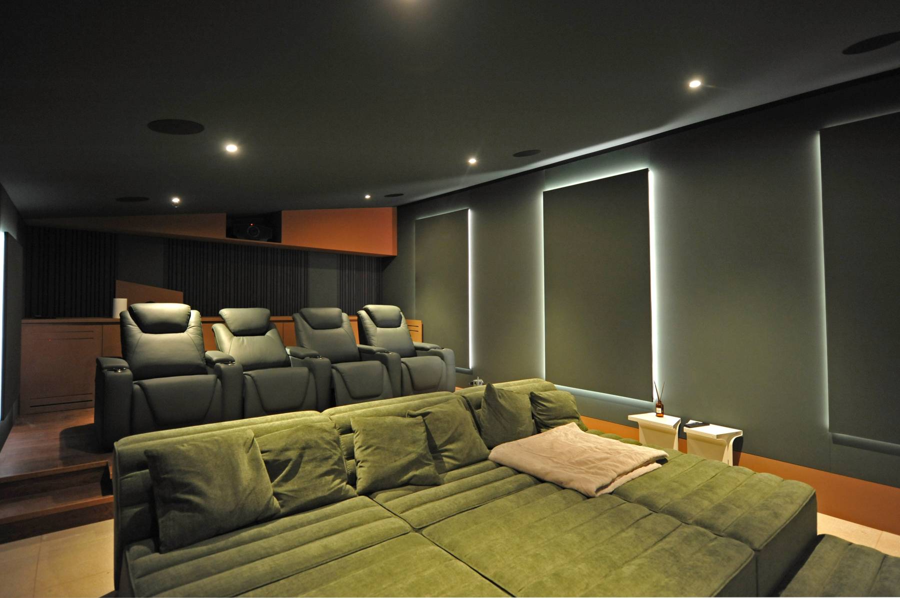 Ménerbes: architect-designed house in the heart of the Luberon with pool, full equiped pool house, fitness room and movie theater