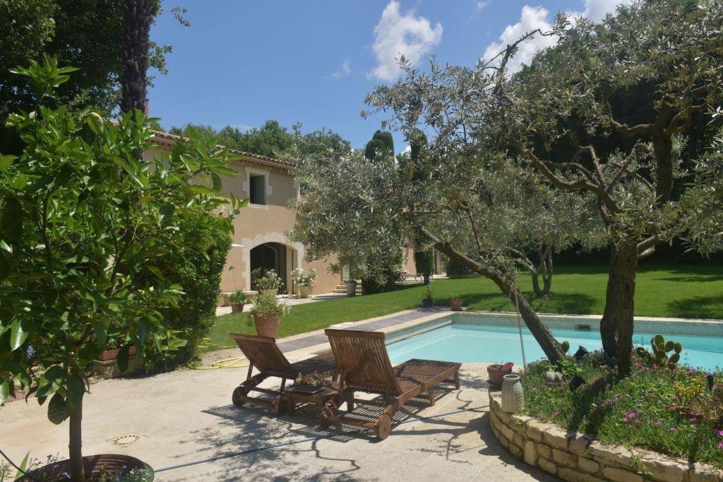 At the foot of the Luberon, quality house on landscaped grounds