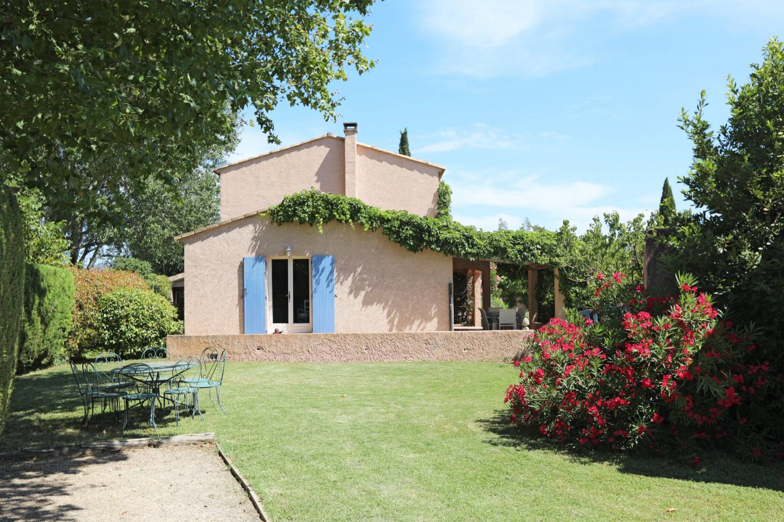 Four bedrooms villa with swimming pool and outbuildings for sale on landscaped grounds close to the centre of l'Isle-sur-la-Sorgue.