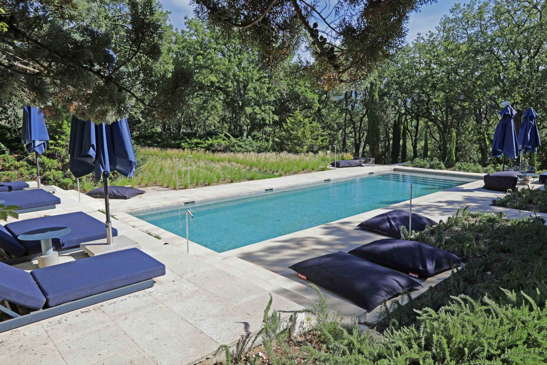 Ménerbes: architect-designed house in the heart of the Luberon with pool, full equiped pool house, fitness room and movie theater