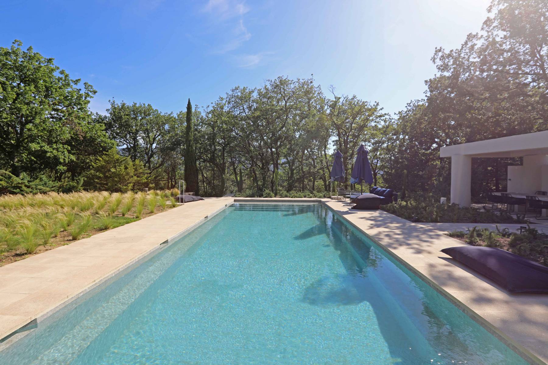 Ménerbes: architect-designed house in the heart of the Luberon with pool, full equiped pool house, fitness room and movie theater