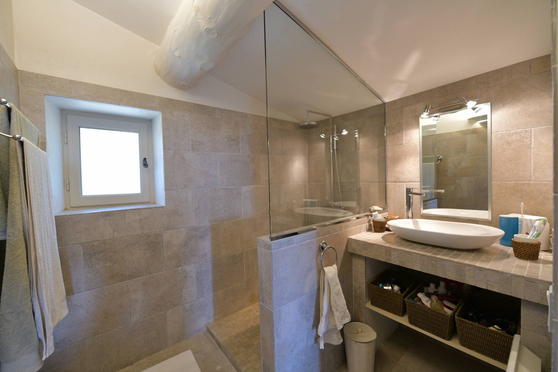 Rental of a Stone Provençal House in Gordes with a Large Pool for an Authentic Vacation
