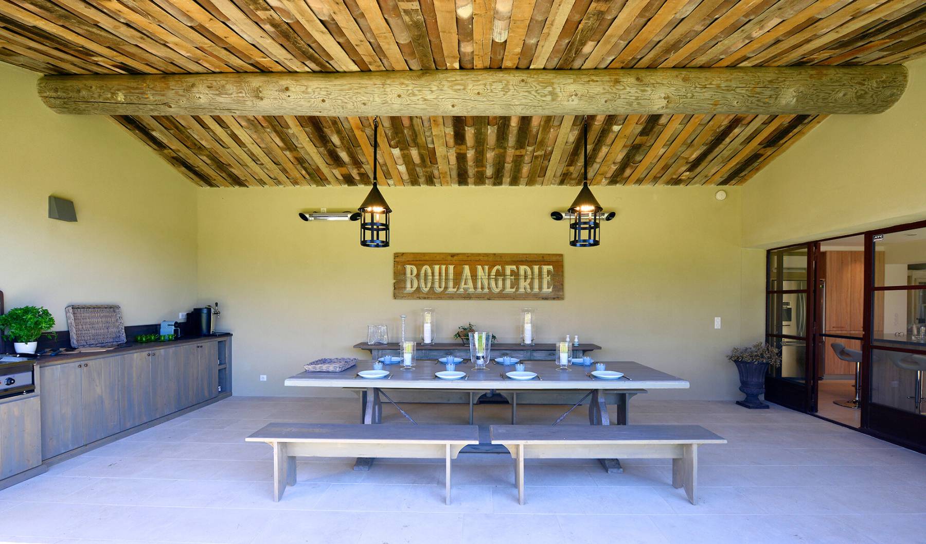 Stunning Estate rental in Gordes in a Mediterranean park with pool and multisport court