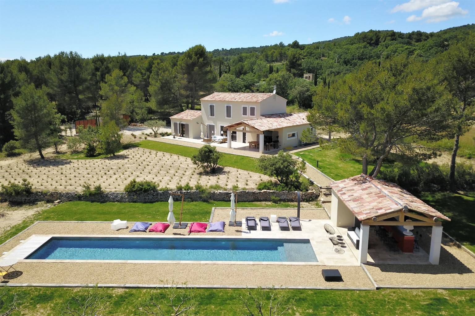 Holiday rental in Joucas, near Gordes and facing the Luberon, charming contemporary air-conditioned house with lap pool.