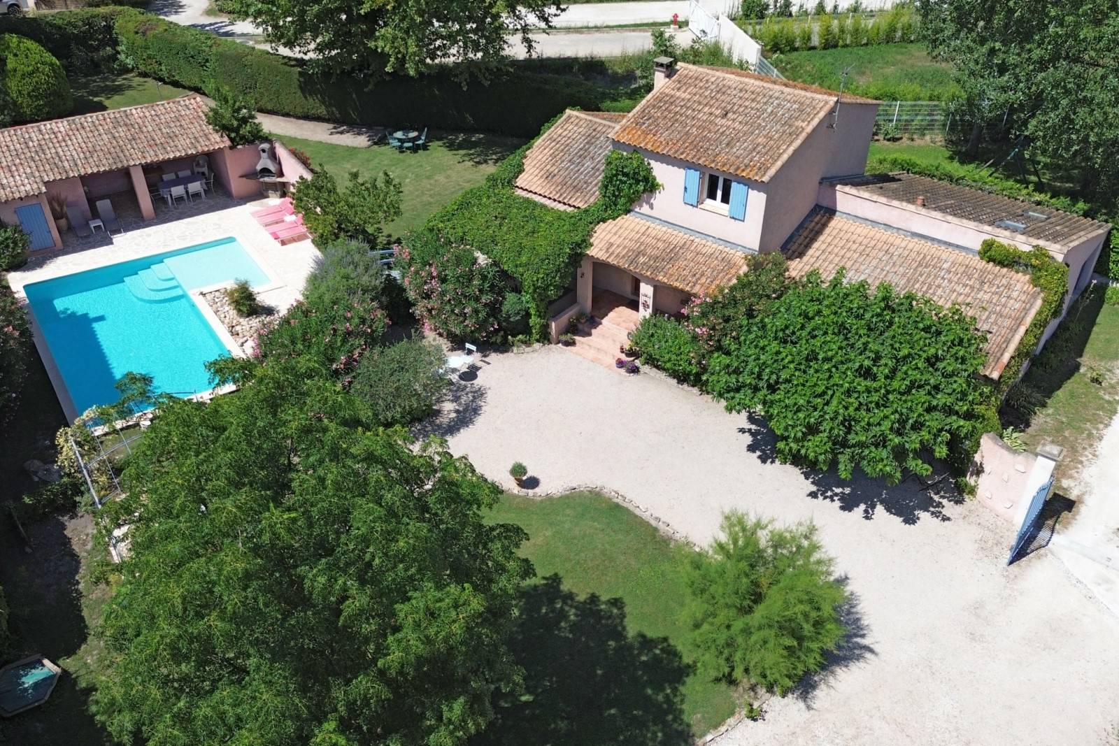 Four bedrooms villa with swimming pool and outbuildings for sale on landscaped grounds close to the centre of l'Isle-sur-la-Sorgue.