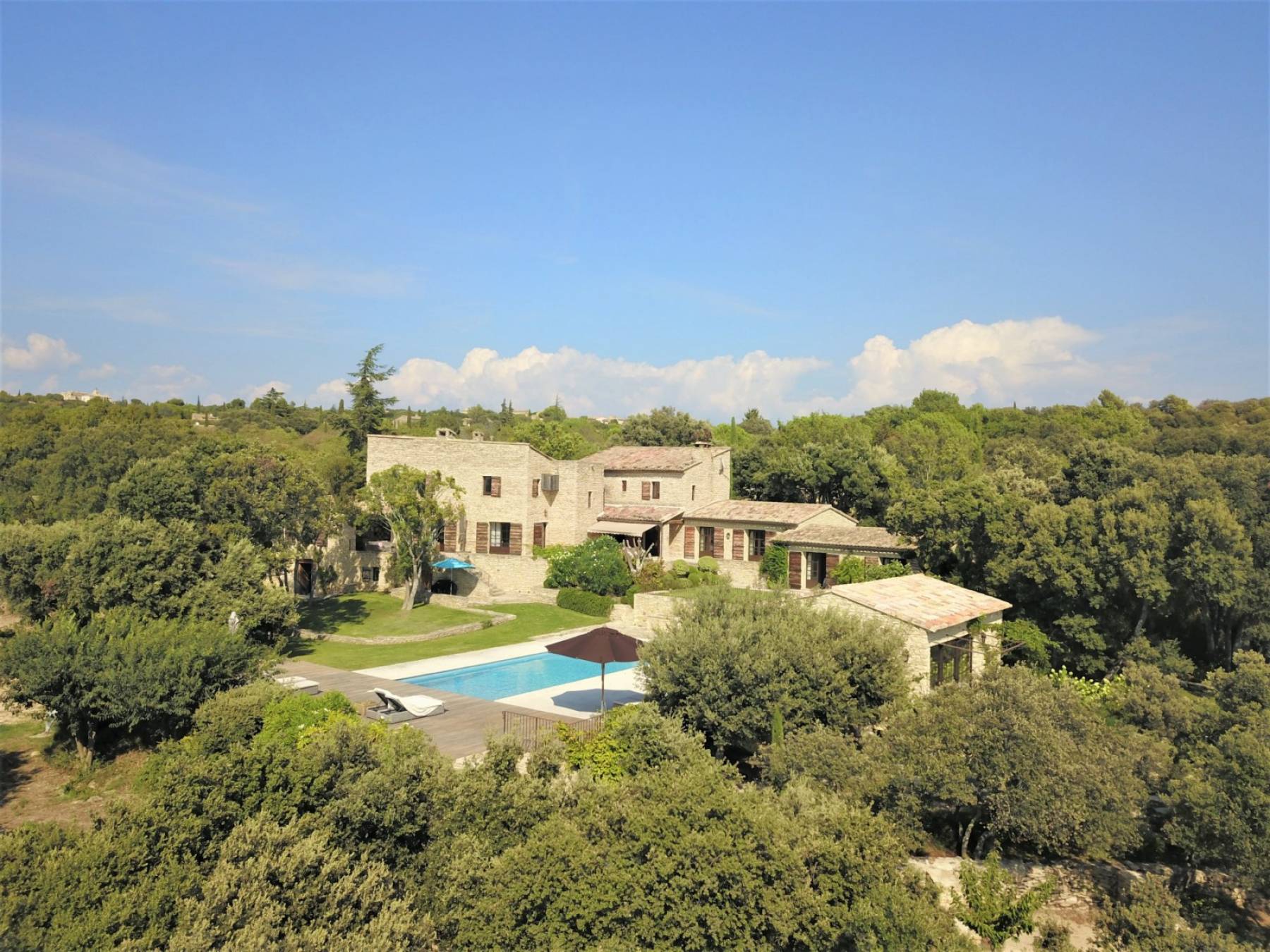 Large 7-bedroom residence at the gates of Gordes with heated pool, fully equipped pool house, and Luberon views.