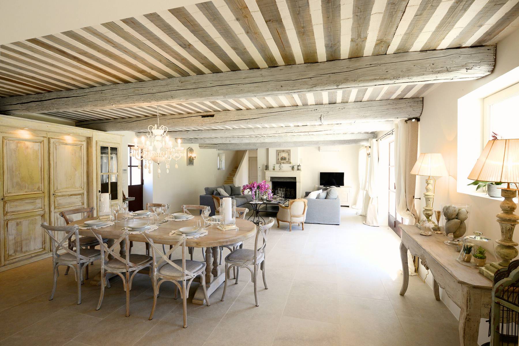 Stunning Estate rental in Gordes in a Mediterranean park with pool and multisport court