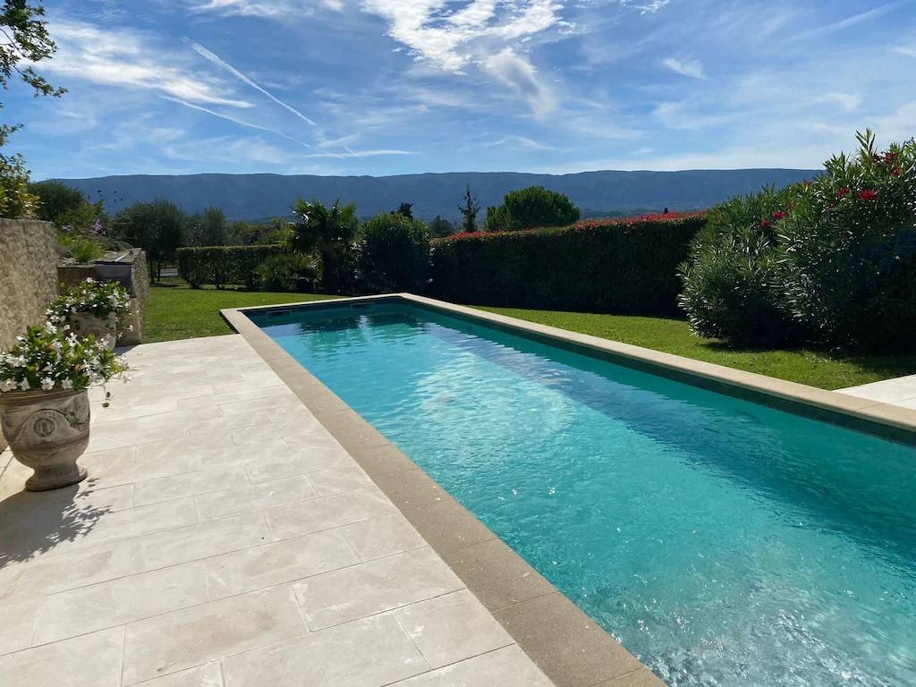 For your holiday in Gordes, facing the Luberon, charming house for four guests with pool and views.