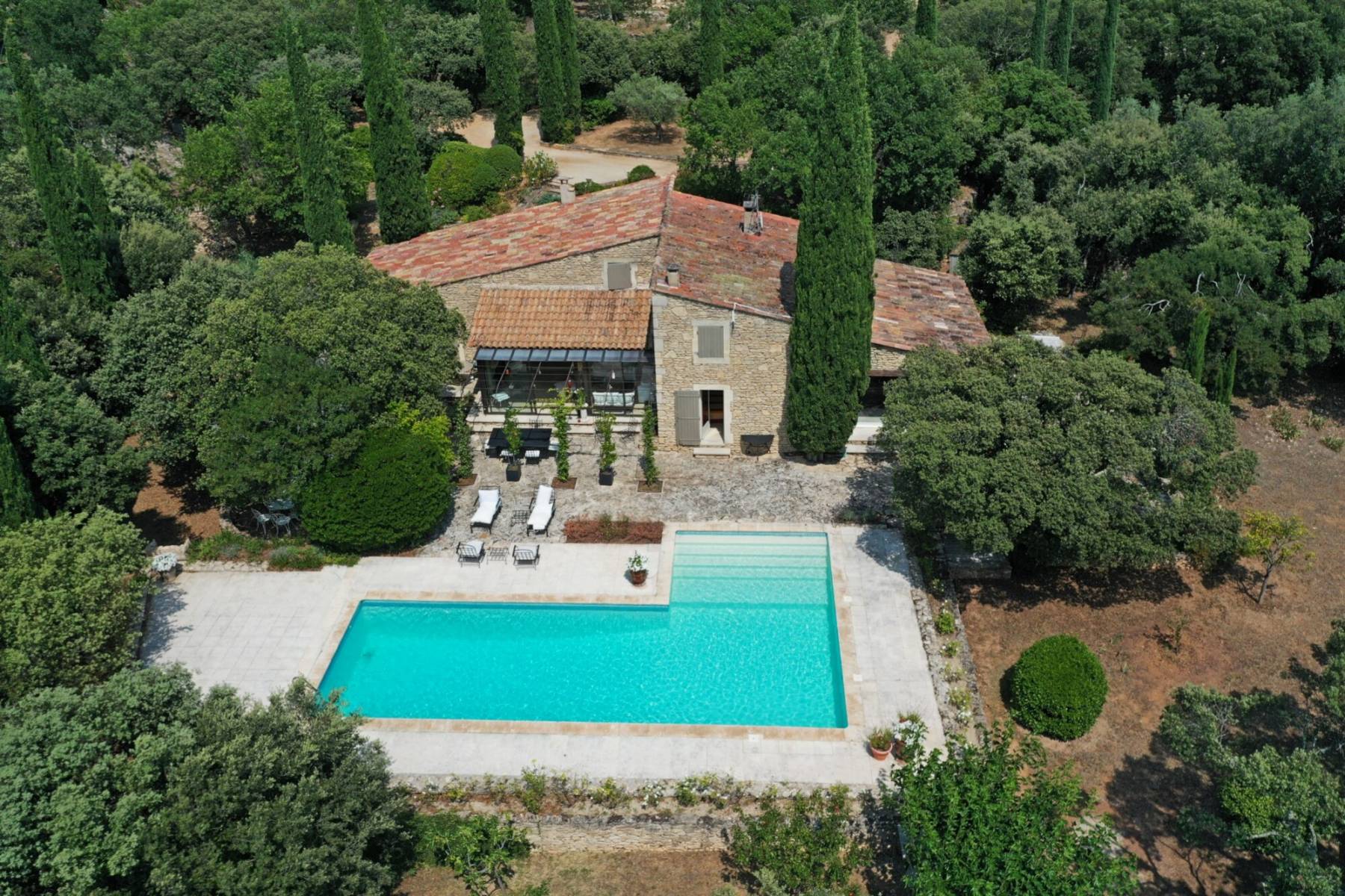 Rental of a Stone Provençal House in Gordes with a Large Pool for an Authentic Vacation