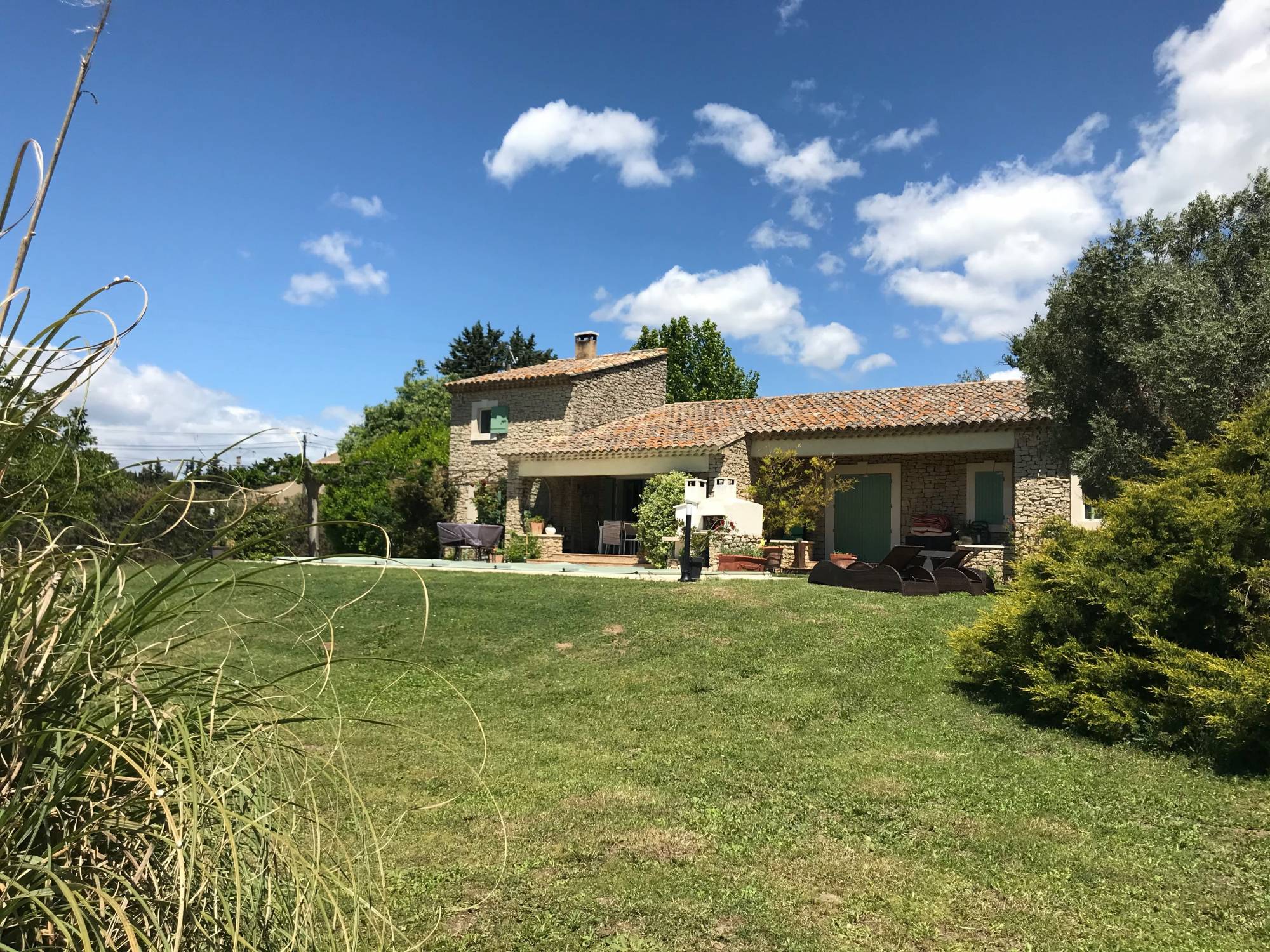 Near L'Isle-sur-la-Sorgue, stone house with swimming pool