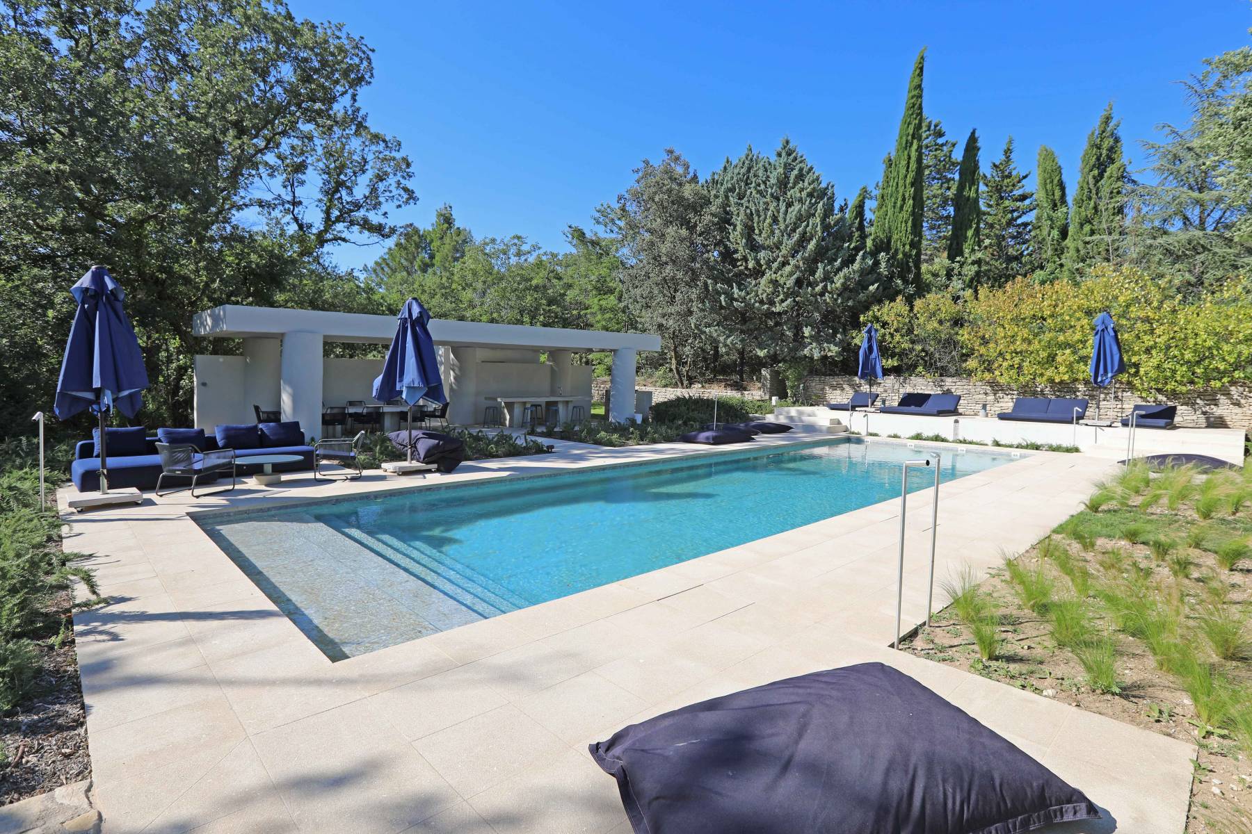 Ménerbes: architect-designed house in the heart of the Luberon with pool, full equiped pool house, fitness room and movie theater