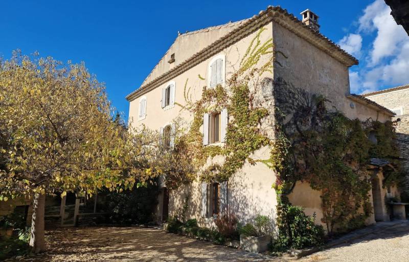 For sale in Gordes, beautiful 19th-century hamlet house with swimming pool on over 5,000 m² of land