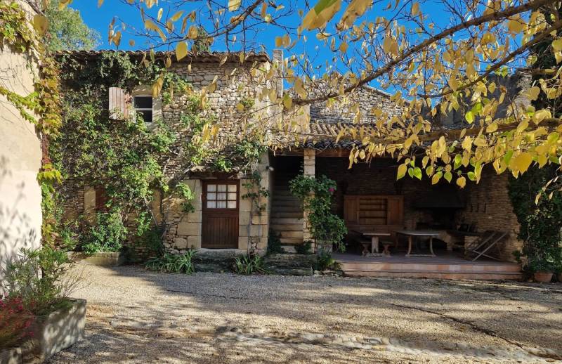 For sale in Gordes, beautiful 19th-century hamlet house with swimming pool on over 5,000 m² of land