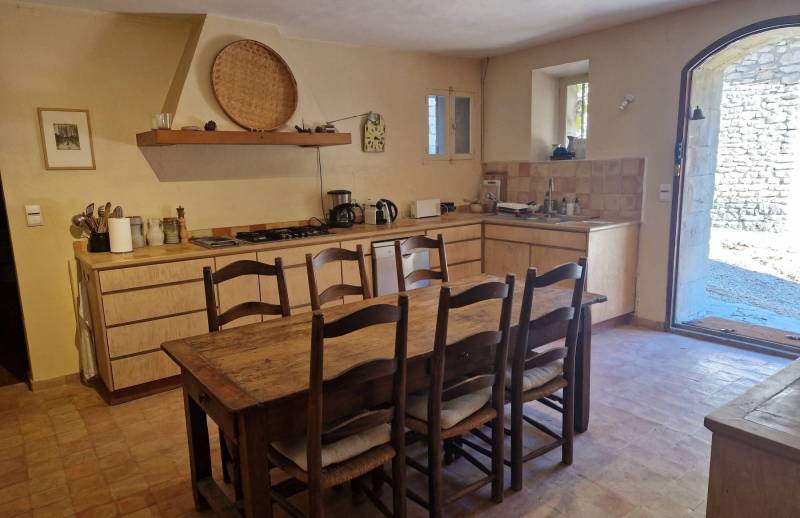 For sale in Gordes, beautiful 19th-century hamlet house with swimming pool on over 5,000 m² of land